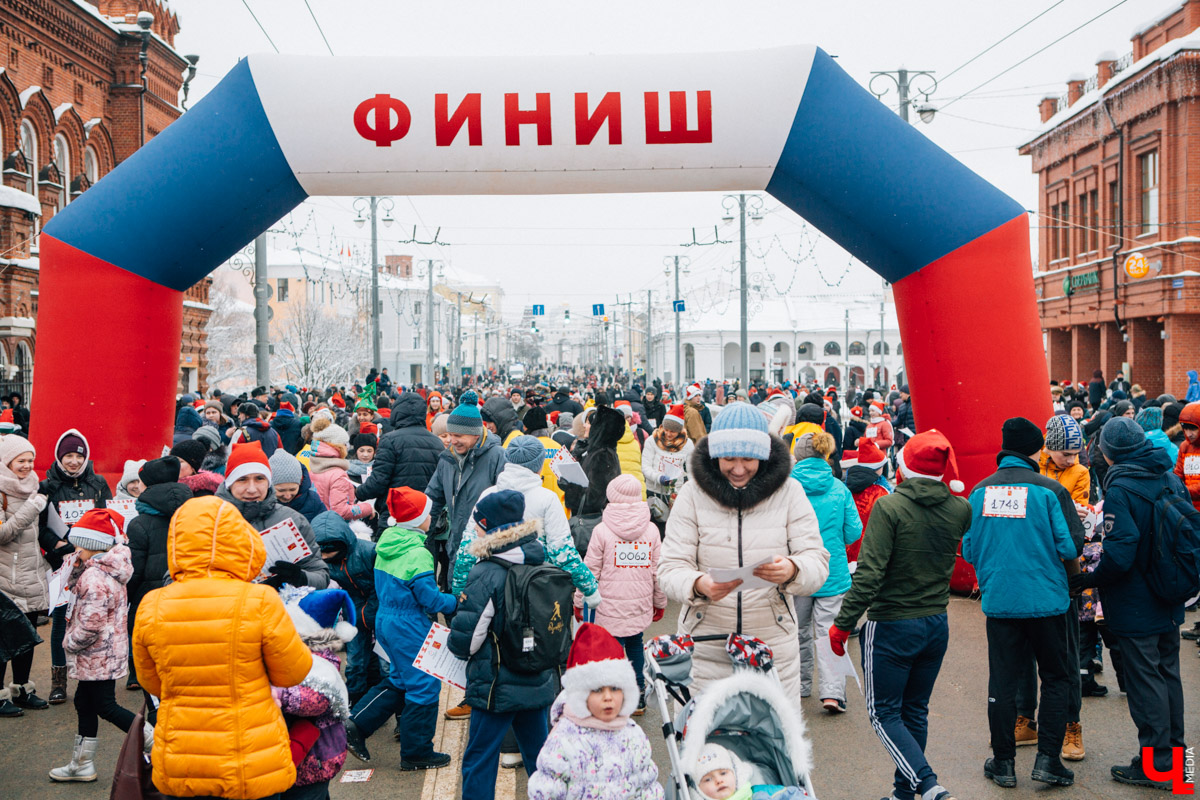 13 января во Владимире прошел VIII забег Дедов Морозов в центре города. В нем приняли участие больше 3 тысяч человек