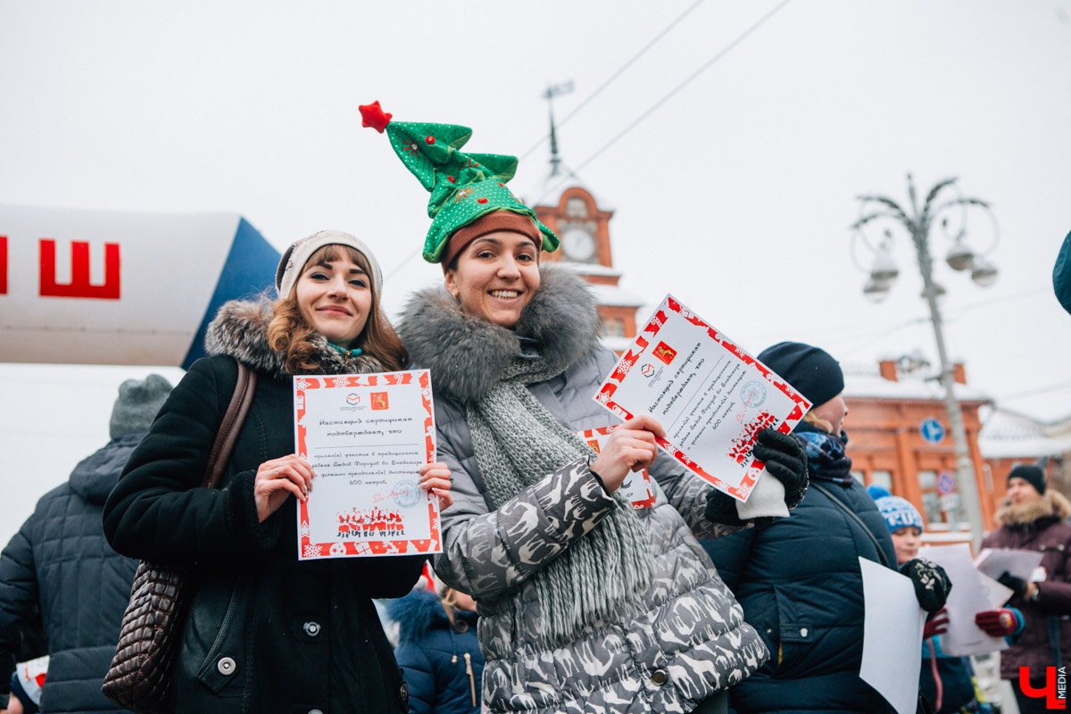 13 января во Владимире прошел VIII забег Дедов Морозов в центре города. В нем приняли участие больше 3 тысяч человек