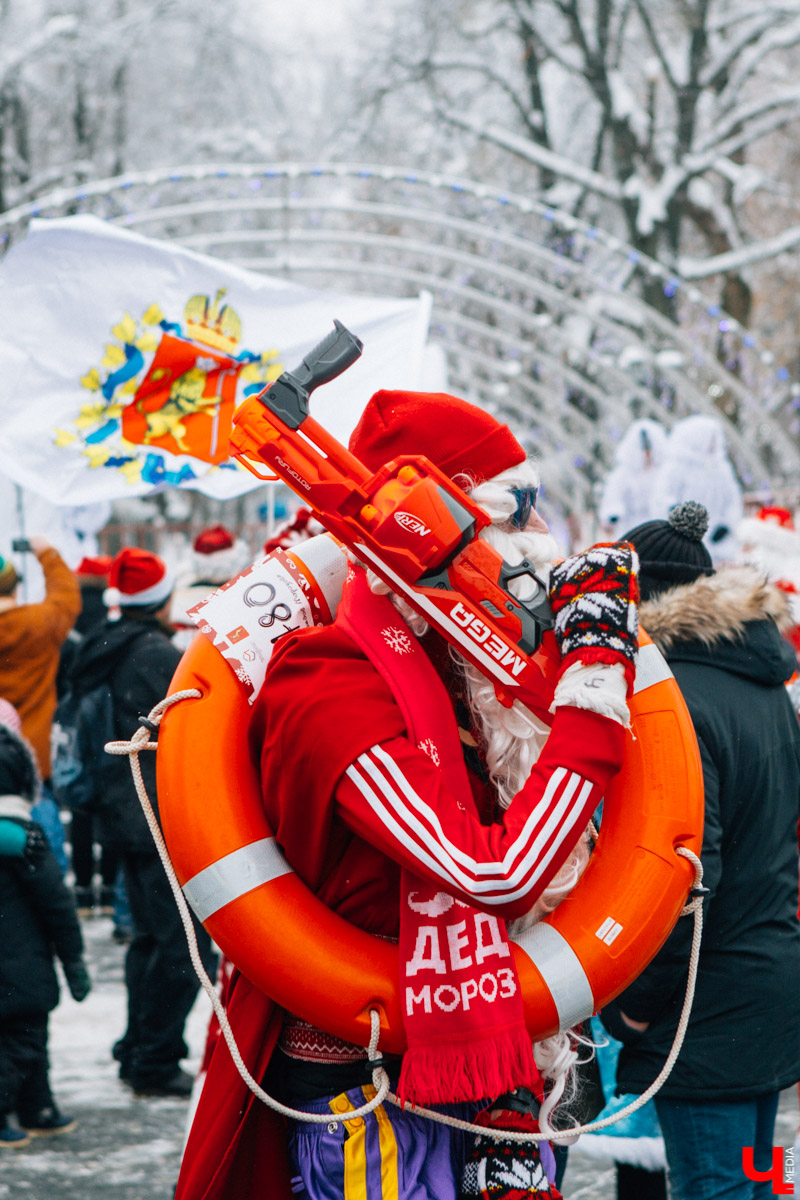13 января во Владимире прошел VIII забег Дедов Морозов в центре города. В нем приняли участие больше 3 тысяч человек