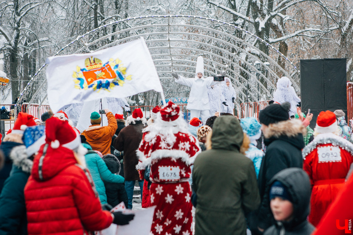 13 января во Владимире прошел VIII забег Дедов Морозов в центре города. В нем приняли участие больше 3 тысяч человек