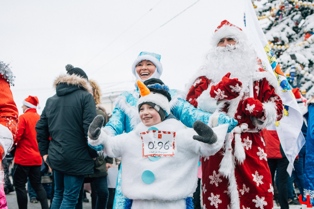 13 января во Владимире прошел VIII забег Дедов Морозов в центре города. В нем приняли участие больше 3 тысяч человек