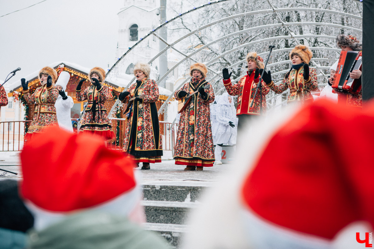 13 января во Владимире прошел VIII забег Дедов Морозов в центре города. В нем приняли участие больше 3 тысяч человек