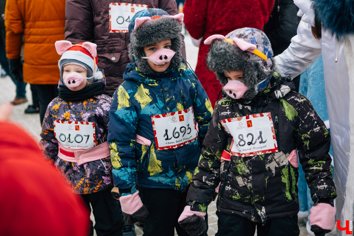 13 января во Владимире прошел VIII забег Дедов Морозов в центре города. В нем приняли участие больше 3 тысяч человек