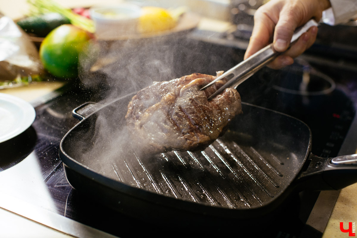 Мастер-шеф студии Roulet доказал в кулинарном поединке, что сладкая говядина вкуснее перченой свинины