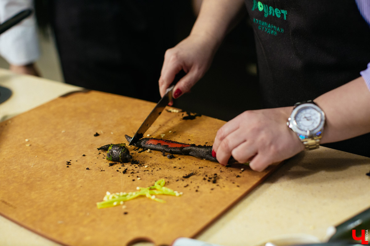 Мастер-шеф студии Roulet доказал в кулинарном поединке, что сладкая говядина вкуснее перченой свинины