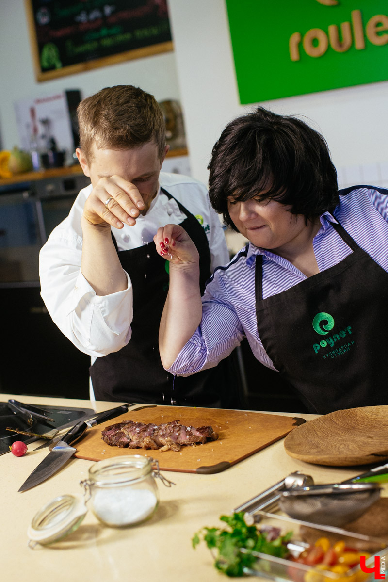 Мастер-шеф студии Roulet доказал в кулинарном поединке, что сладкая говядина вкуснее перченой свинины