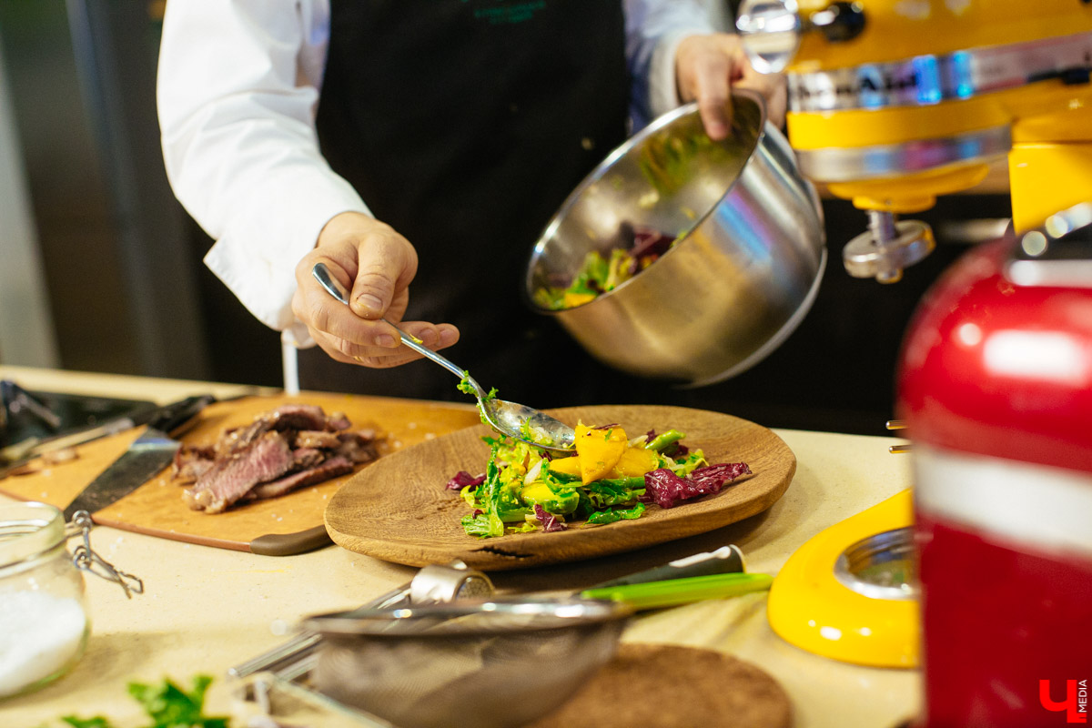 Мастер-шеф студии Roulet доказал в кулинарном поединке, что сладкая говядина вкуснее перченой свинины