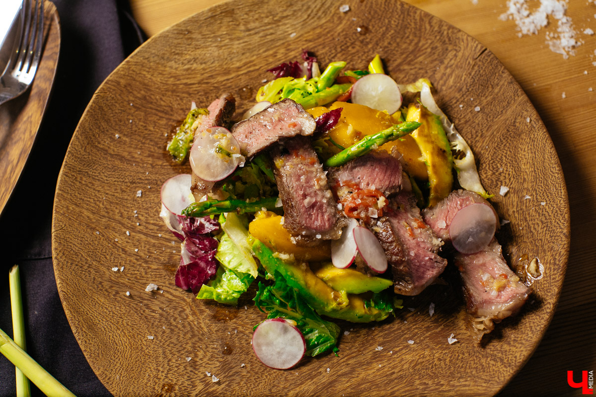 Мастер-шеф студии Roulet доказал в кулинарном поединке, что сладкая говядина вкуснее перченой свинины