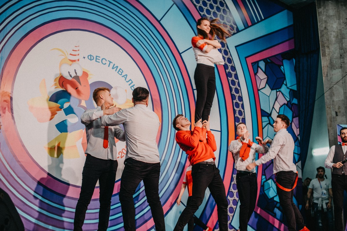 24 января станет известно, прошла ли владимирская команда КВН “Заряд” в одну из крупных лиг: Международную, Первую, Премьер или Высшую. Юмористы выдержали два тура отборов на Международном фестивале "КиВиН-2019”