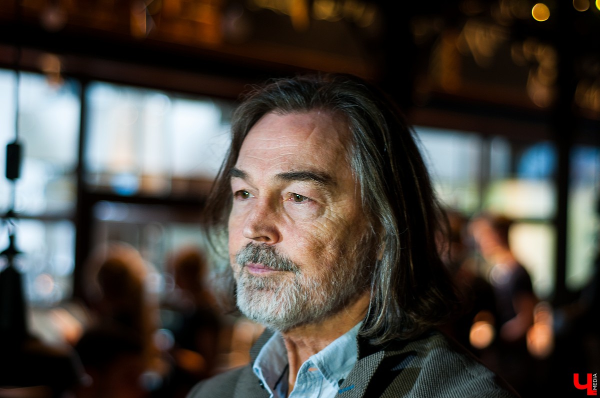 Художник Никас Сафронов привез свою картину на аукцион, который прошёл в рамках благотворительного фестиваля «Вместе»