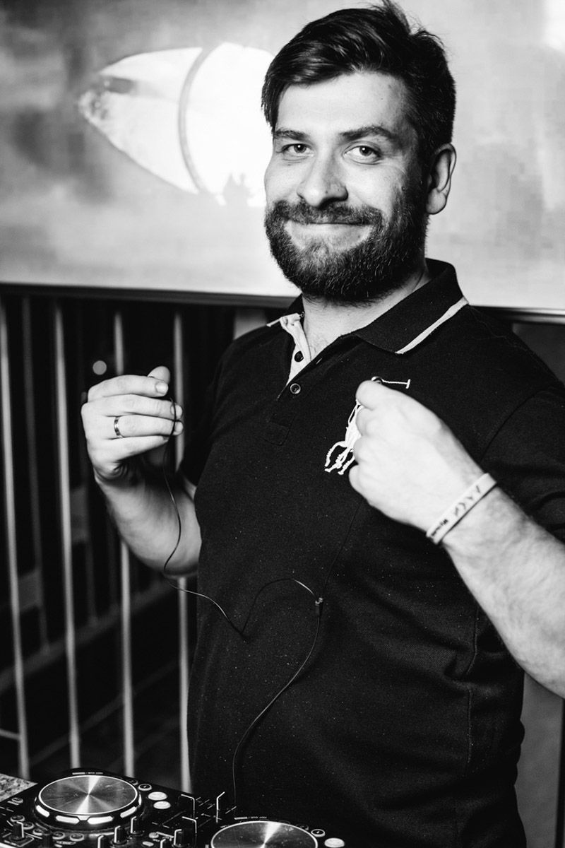 На улице Большая Московская, 22 открылся музыкальный ресторан “Лаки Лаки”, где в выходные работают два зала и три бара, а еще проходят музыкальные концерты и диджей-сеты