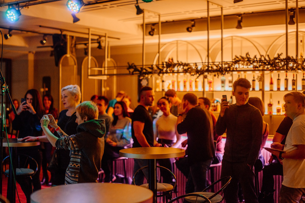 На улице Большая Московская, 22 открылся музыкальный ресторан “Лаки Лаки”, где в выходные работают два зала и три бара, а еще проходят музыкальные концерты и диджей-сеты