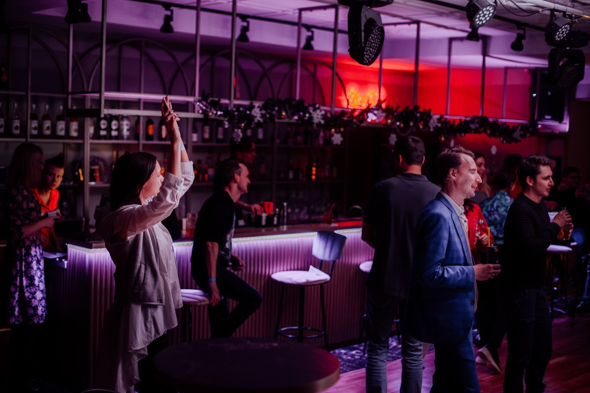 На улице Большая Московская, 22 открылся музыкальный ресторан “Лаки Лаки”, где в выходные работают два зала и три бара, а еще проходят музыкальные концерты и диджей-сеты