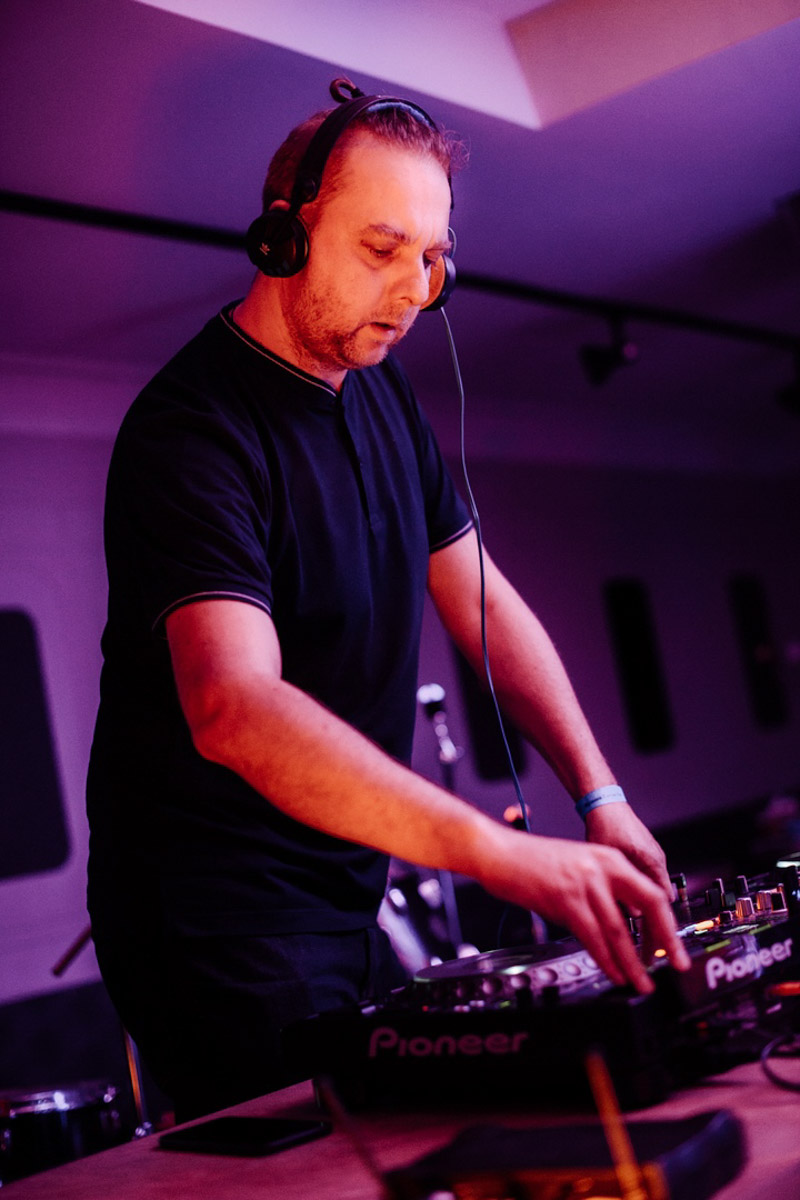 На улице Большая Московская, 22 открылся музыкальный ресторан “Лаки Лаки”, где в выходные работают два зала и три бара, а еще проходят музыкальные концерты и диджей-сеты