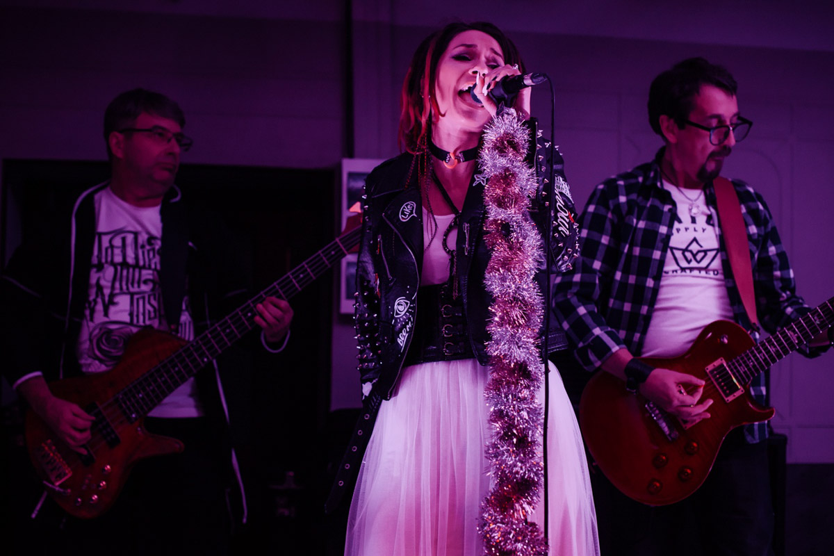 На улице Большая Московская, 22 открылся музыкальный ресторан “Лаки Лаки”, где в выходные работают два зала и три бара, а еще проходят музыкальные концерты и диджей-сеты