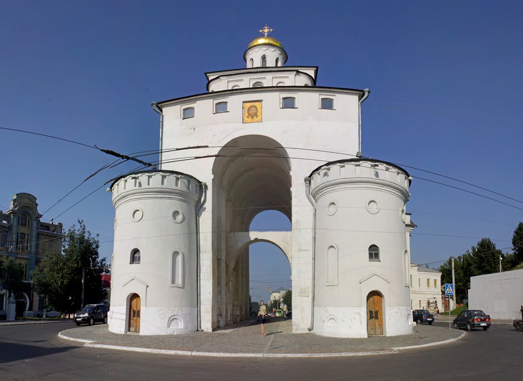 В древности фасады белокаменных храмов Владимирщины были расписными. По крайней мере, по одной из версий