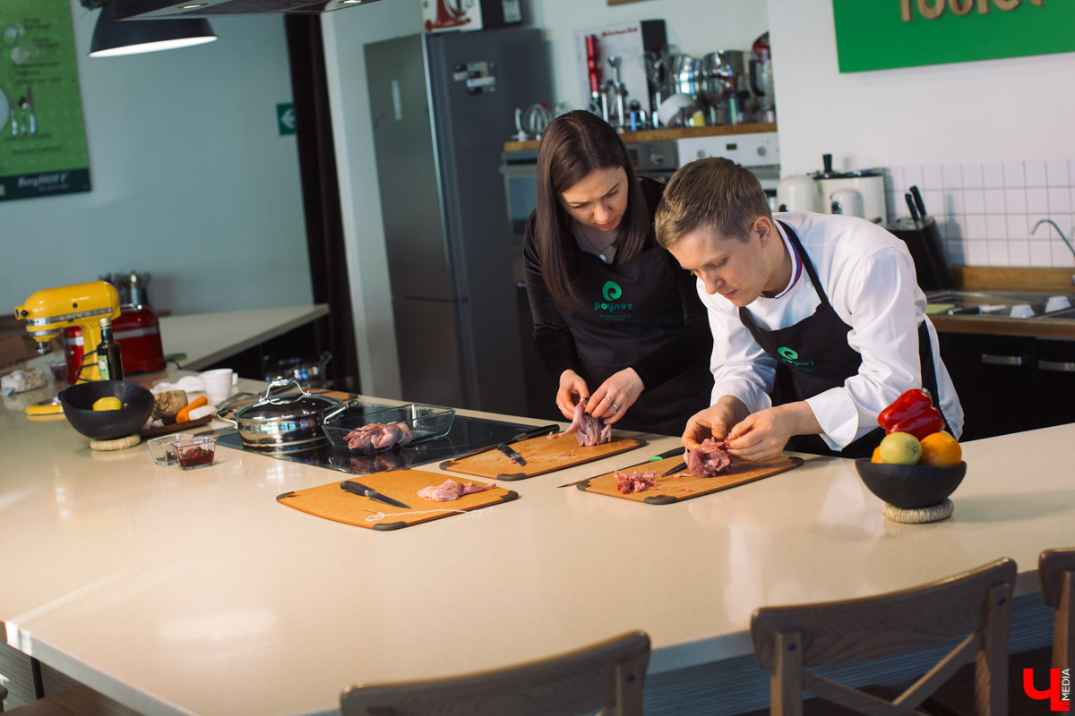 Дарья Никишова и Дмитрий Орловский провели сеанс кулинарной психотерапии и приготовили ресторанное блюдо из перепелов