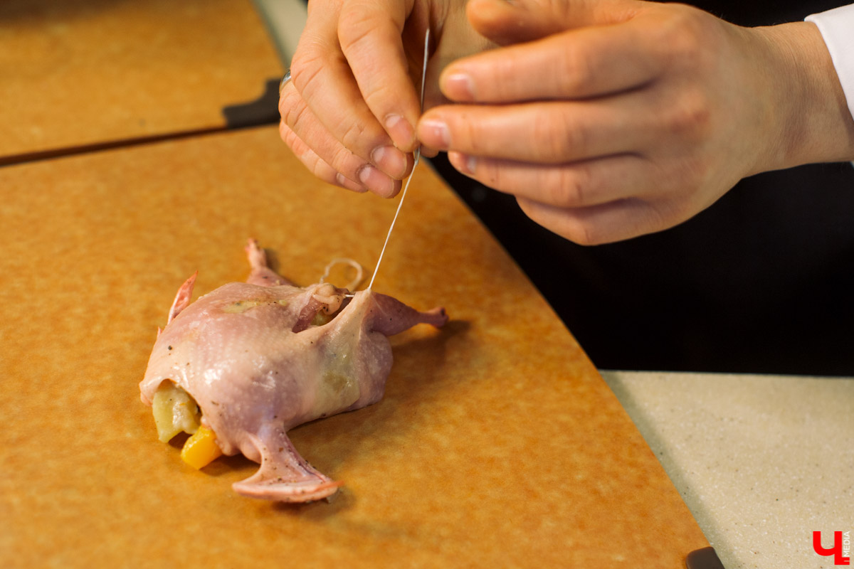 Дарья Никишова и Дмитрий Орловский провели сеанс кулинарной психотерапии и приготовили ресторанное блюдо из перепелов