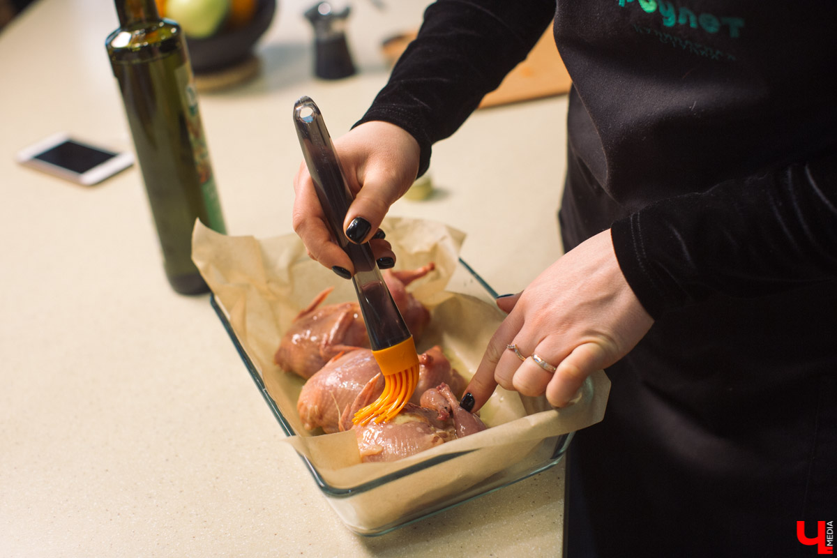 Дарья Никишова и Дмитрий Орловский провели сеанс кулинарной психотерапии и приготовили ресторанное блюдо из перепелов