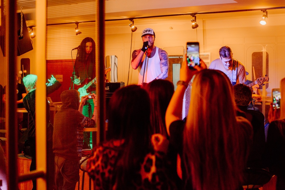 На улице Большая Московская, 22 открылся музыкальный ресторан “Лаки Лаки”, где в выходные работают два зала и три бара, а еще проходят музыкальные концерты и диджей-сеты