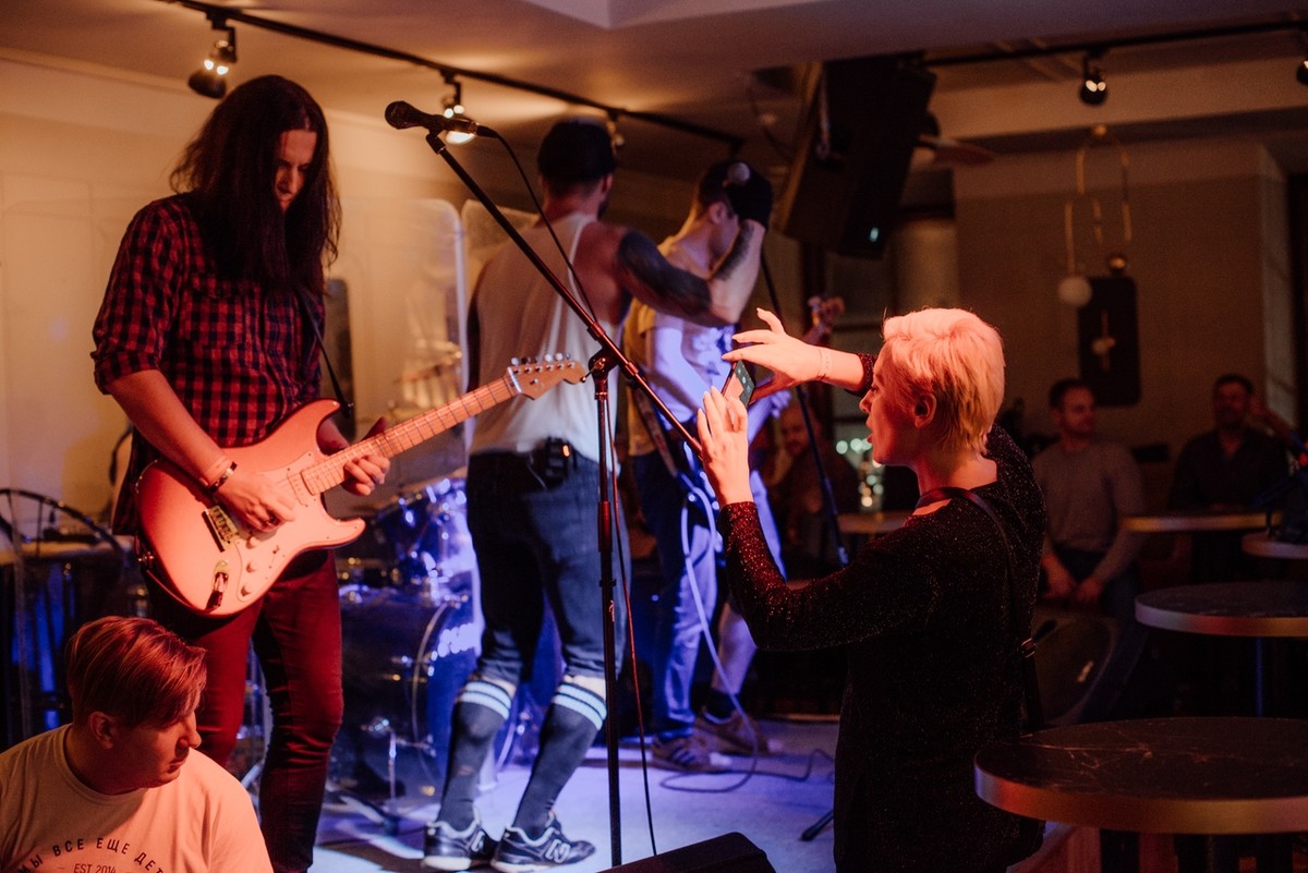 На улице Большая Московская, 22 открылся музыкальный ресторан “Лаки Лаки”, где в выходные работают два зала и три бара, а еще проходят музыкальные концерты и диджей-сеты