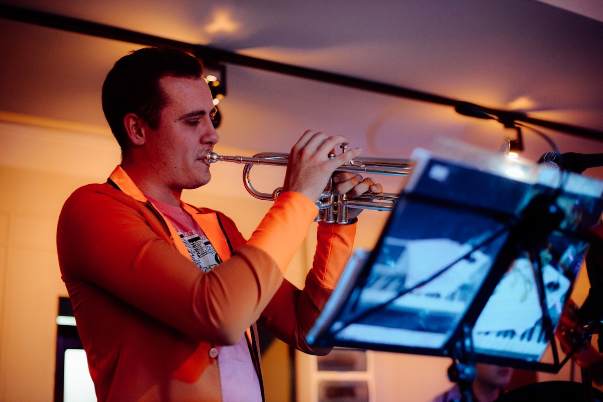 На улице Большая Московская, 22 открылся музыкальный ресторан “Лаки Лаки”, где в выходные работают два зала и три бара, а еще проходят музыкальные концерты и диджей-сеты