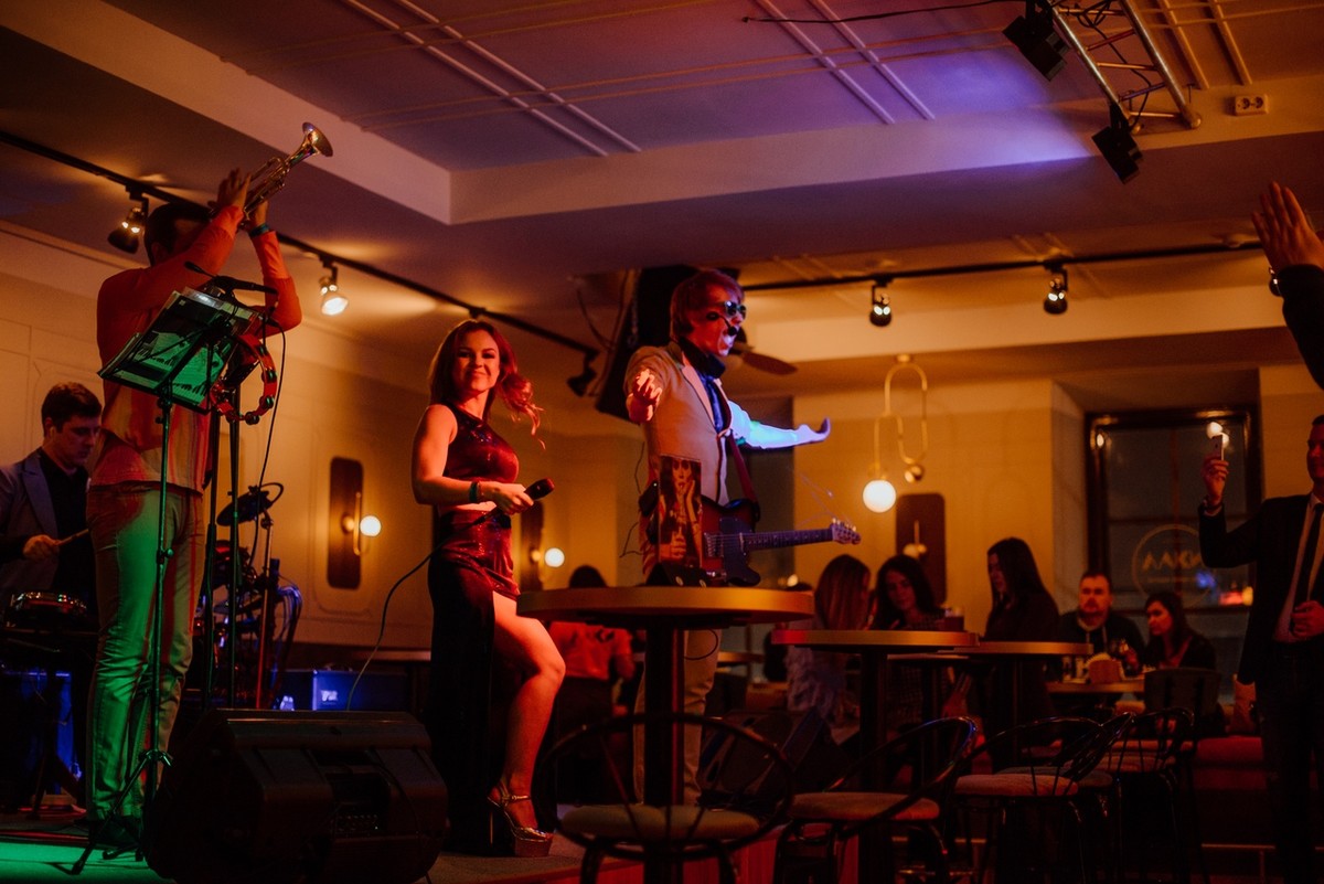 На улице Большая Московская, 22 открылся музыкальный ресторан “Лаки Лаки”, где в выходные работают два зала и три бара, а еще проходят музыкальные концерты и диджей-сеты