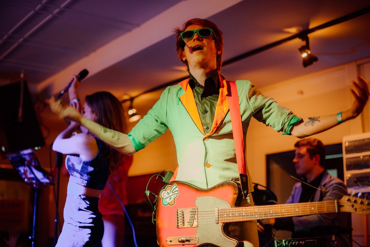 На улице Большая Московская, 22 открылся музыкальный ресторан “Лаки Лаки”, где в выходные работают два зала и три бара, а еще проходят музыкальные концерты и диджей-сеты