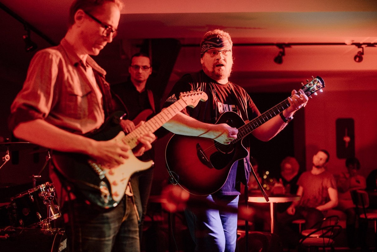 На улице Большая Московская, 22 открылся музыкальный ресторан “Лаки Лаки”, где в выходные работают два зала и три бара, а еще проходят музыкальные концерты и диджей-сеты