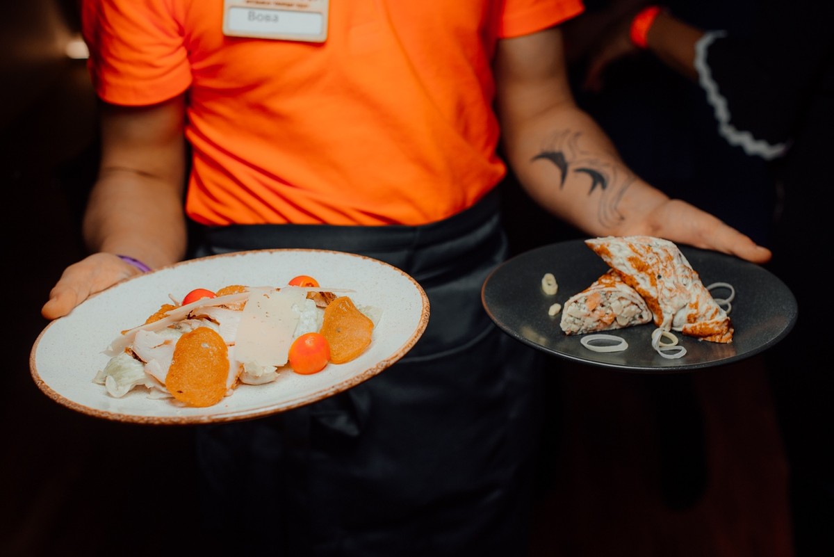 На улице Большая Московская, 22 открылся музыкальный ресторан “Лаки Лаки”, где в выходные работают два зала и три бара, а еще проходят музыкальные концерты и диджей-сеты