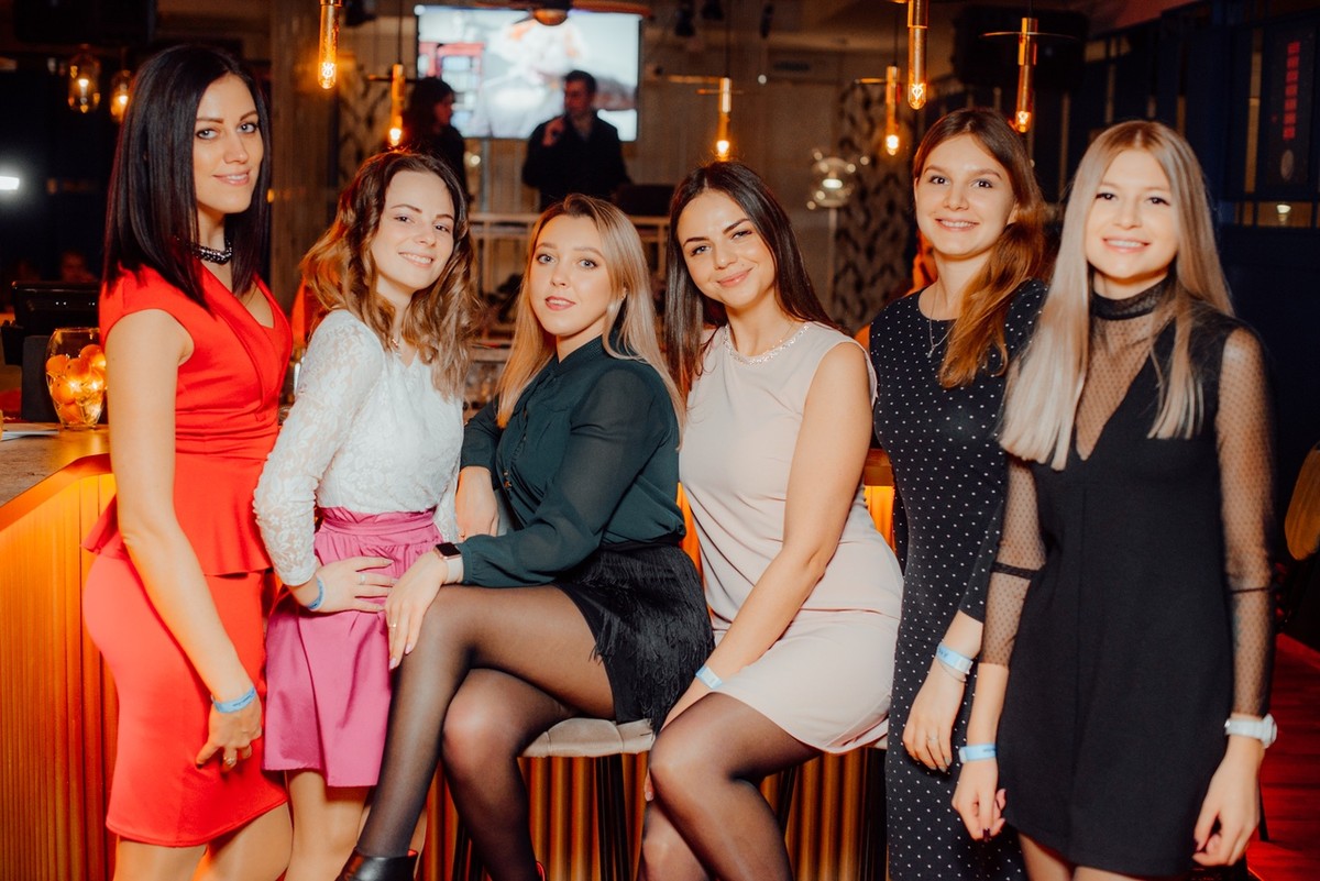 На улице Большая Московская, 22 открылся музыкальный ресторан “Лаки Лаки”, где в выходные работают два зала и три бара, а еще проходят музыкальные концерты и диджей-сеты