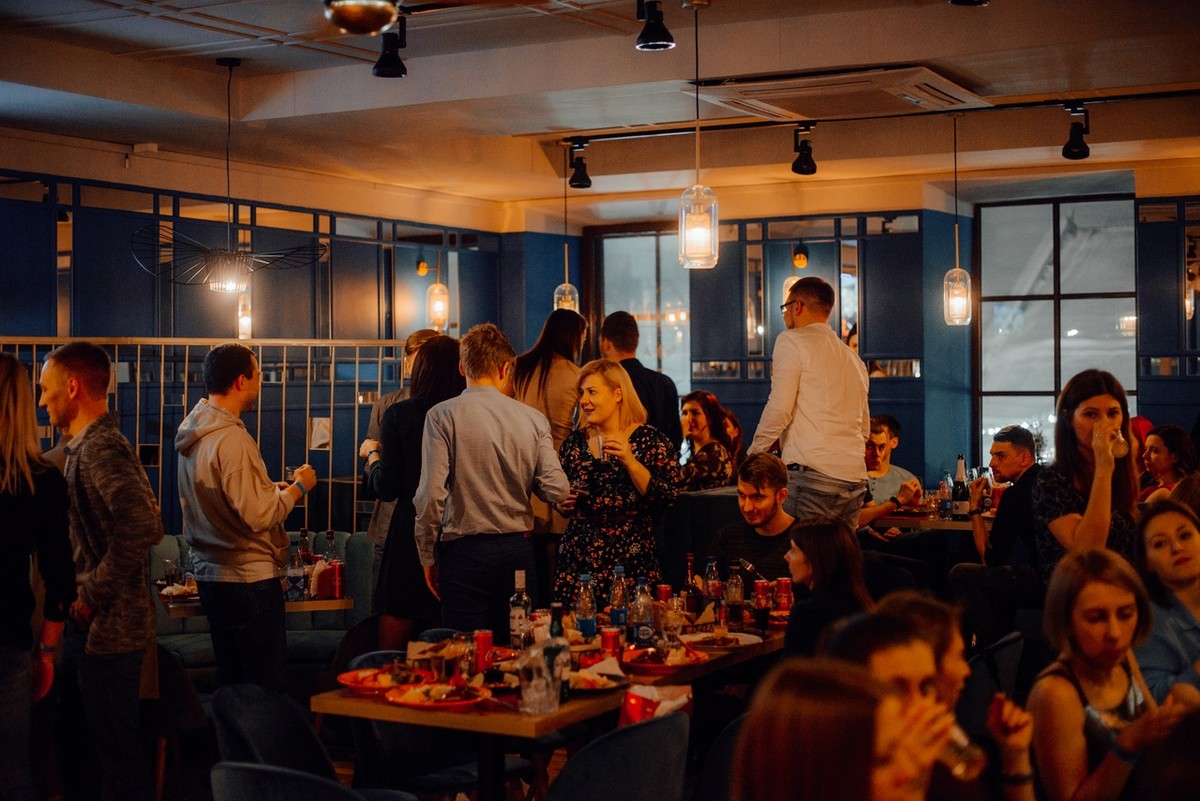 На улице Большая Московская, 22 открылся музыкальный ресторан “Лаки Лаки”, где в выходные работают два зала и три бара, а еще проходят музыкальные концерты и диджей-сеты