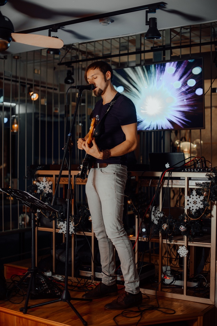 На улице Большая Московская, 22 открылся музыкальный ресторан “Лаки Лаки”, где в выходные работают два зала и три бара, а еще проходят музыкальные концерты и диджей-сеты