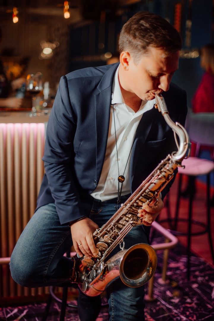 На улице Большая Московская, 22 открылся музыкальный ресторан “Лаки Лаки”, где в выходные работают два зала и три бара, а еще проходят музыкальные концерты и диджей-сеты