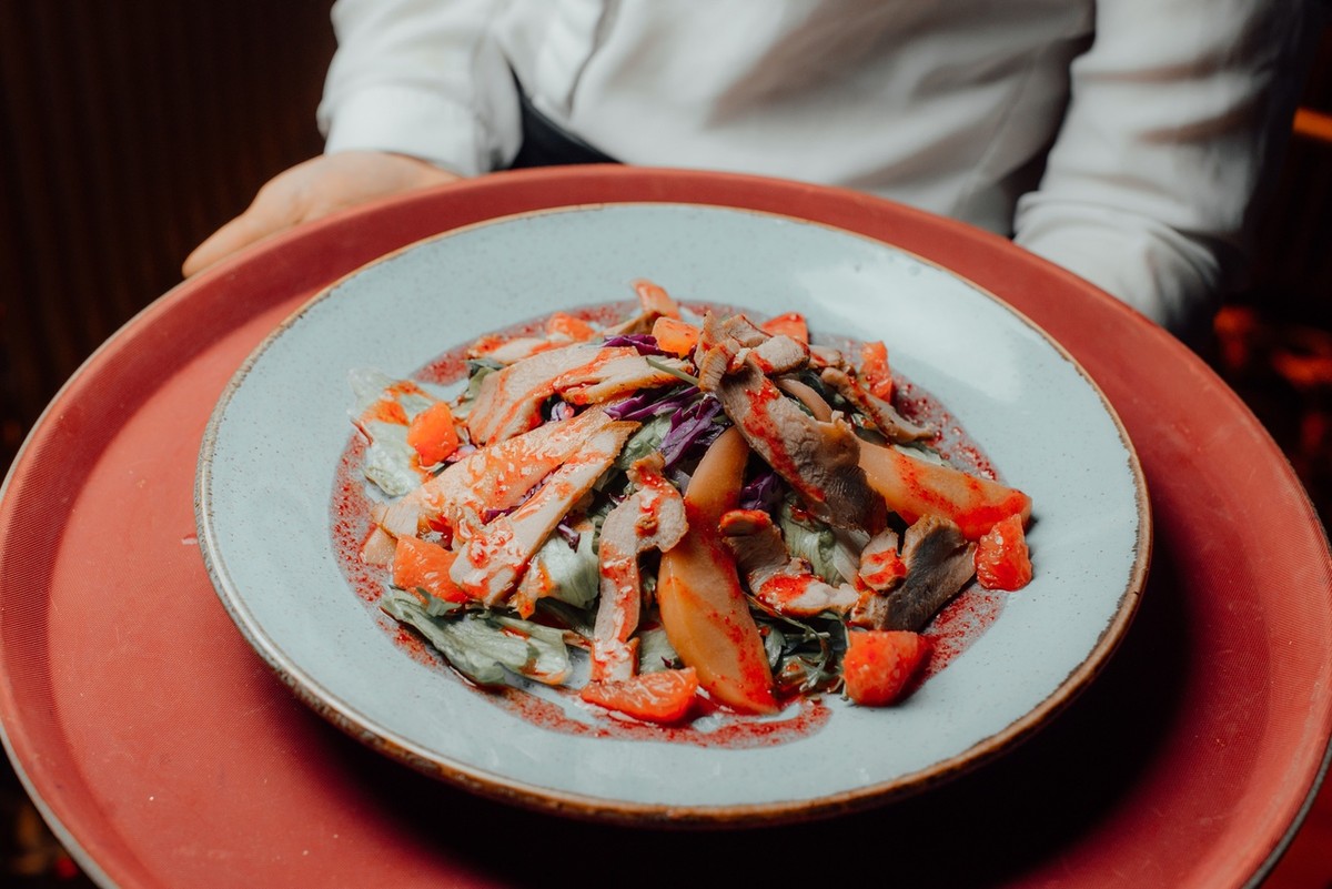 На улице Большая Московская, 22 открылся музыкальный ресторан “Лаки Лаки”, где в выходные работают два зала и три бара, а еще проходят музыкальные концерты и диджей-сеты