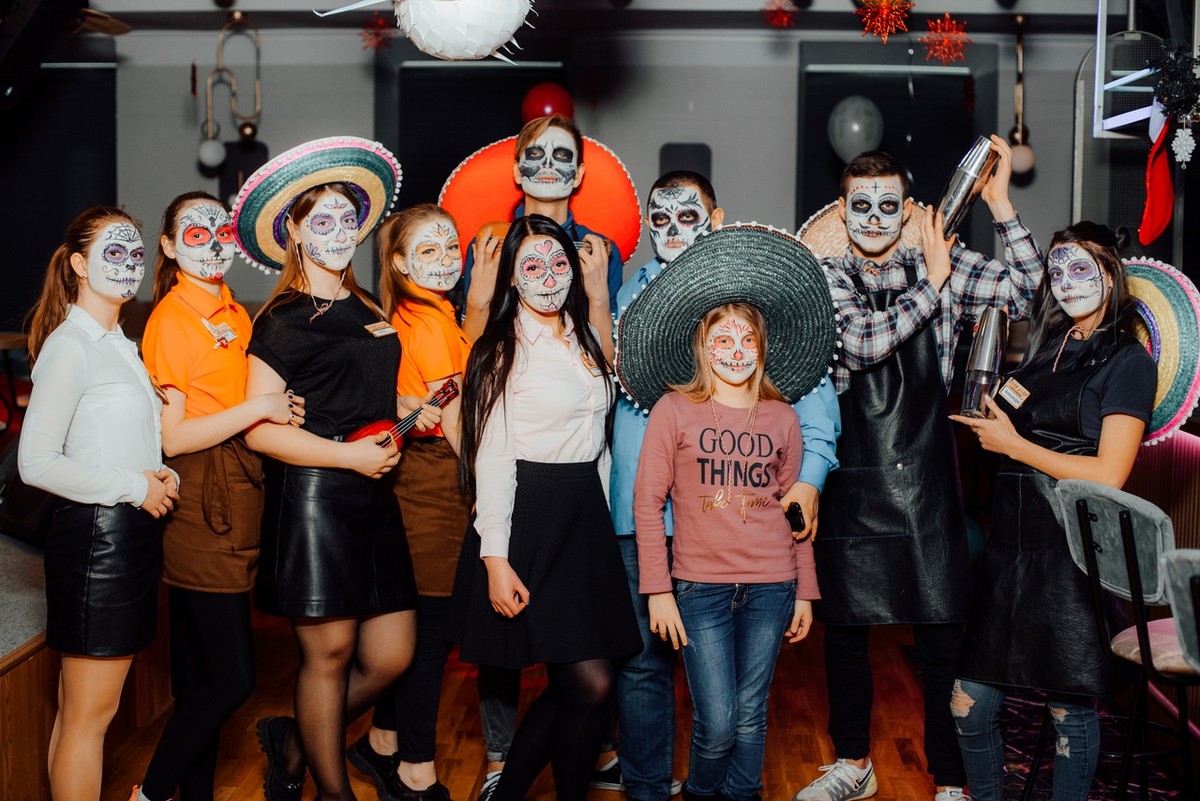 На улице Большая Московская, 22 открылся музыкальный ресторан “Лаки Лаки”, где в выходные работают два зала и три бара, а еще проходят музыкальные концерты и диджей-сеты