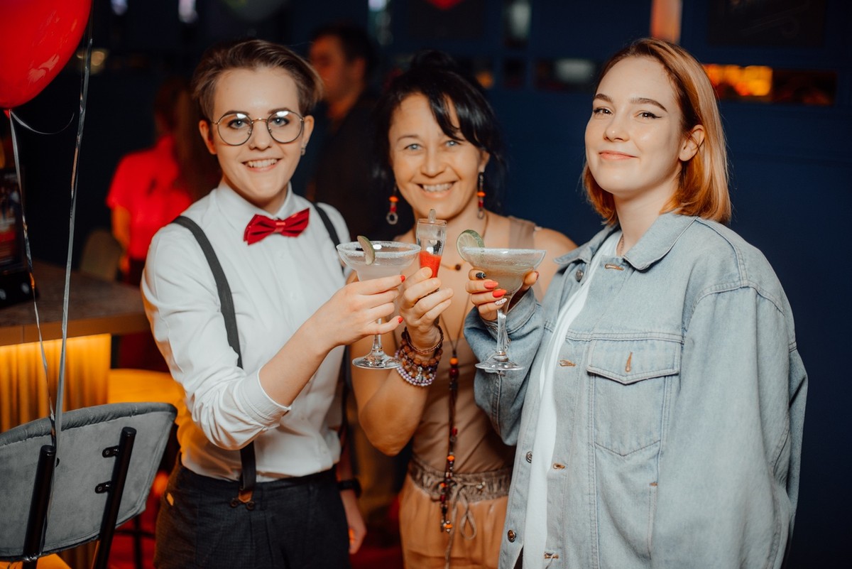 На улице Большая Московская, 22 открылся музыкальный ресторан “Лаки Лаки”, где в выходные работают два зала и три бара, а еще проходят музыкальные концерты и диджей-сеты