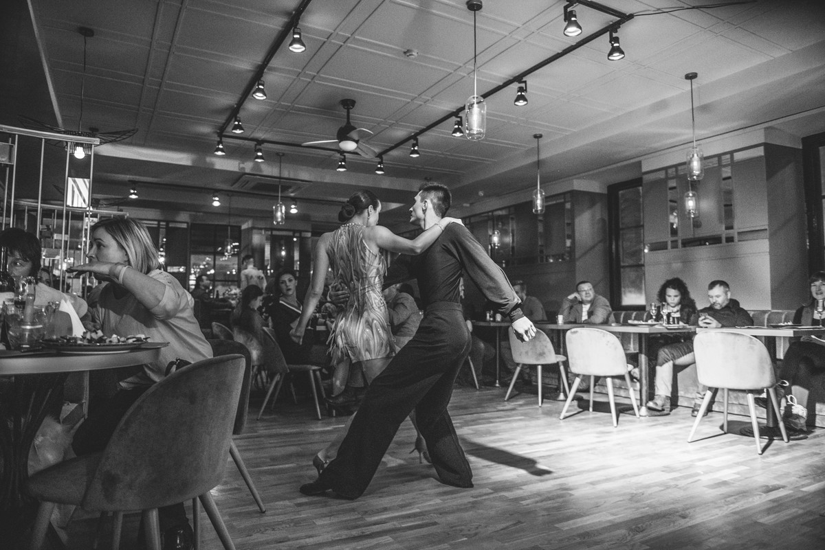 На улице Большая Московская, 22 открылся музыкальный ресторан “Лаки Лаки”, где в выходные работают два зала и три бара, а еще проходят музыкальные концерты и диджей-сеты