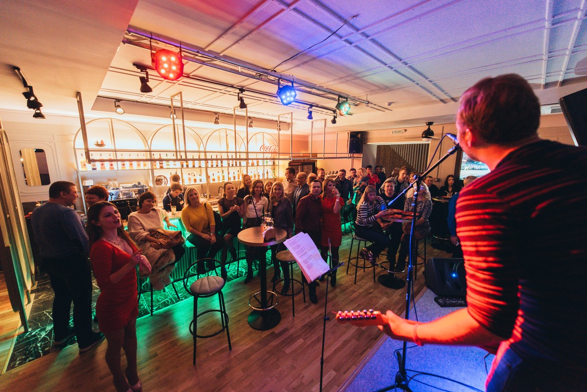 На улице Большая Московская, 22 открылся музыкальный ресторан “Лаки Лаки”, где в выходные работают два зала и три бара, а еще проходят музыкальные концерты и диджей-сеты