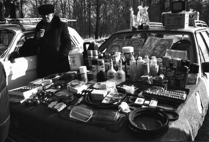 На авторынке. Один из продавцов. Декабрь 1993 года