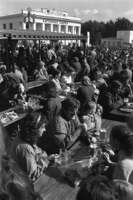 "Франконский праздник". Владимирцы угощаются немецким пивом. 7 сентября 1993 года