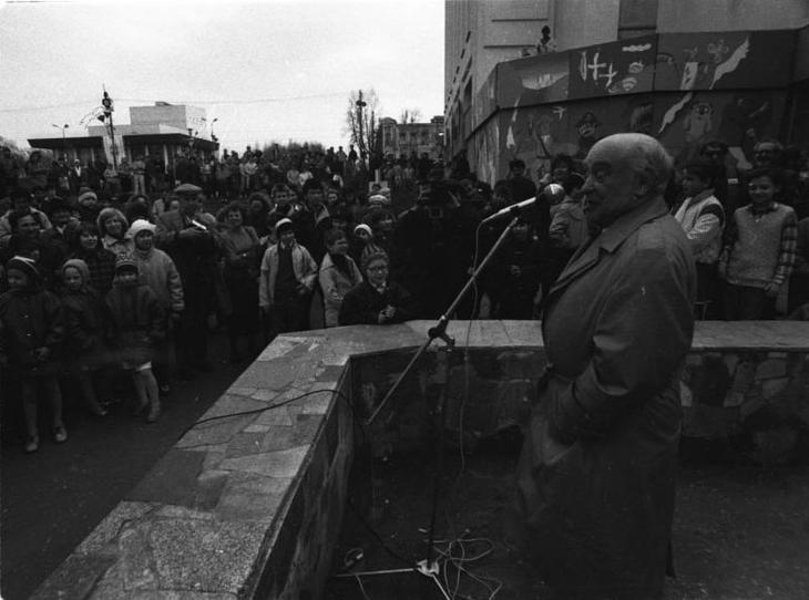 Открытие киноцентра "Роланбыковленд". Выступление актера и режиссера Ролана Анатольевича Быкова перед зданием областного общественно-политического центра. 20-30 апреля 1991 года