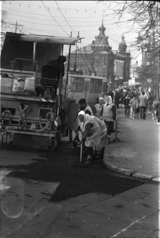 Дорожные работы. Асфальтирование ул.III Интернационала. 1990 год