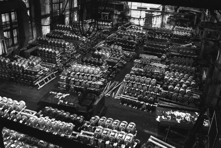 ВЭМЗ. Переполненный склад готовой продукции цеха № 4. Февраль 1994 года