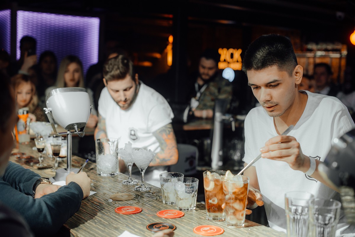 Во владимирском рестобаре “Пятница” соревновались бартендеры Владимира, Мурома и Москвы