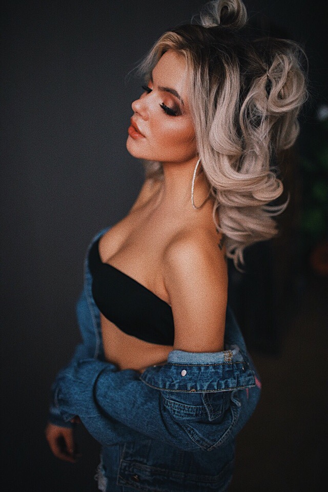 Софья Лобанова приняла участие в Comedy Баттл на ТНТ, в ходе выступления девушка сняла бюстгальтер прямо на сцене