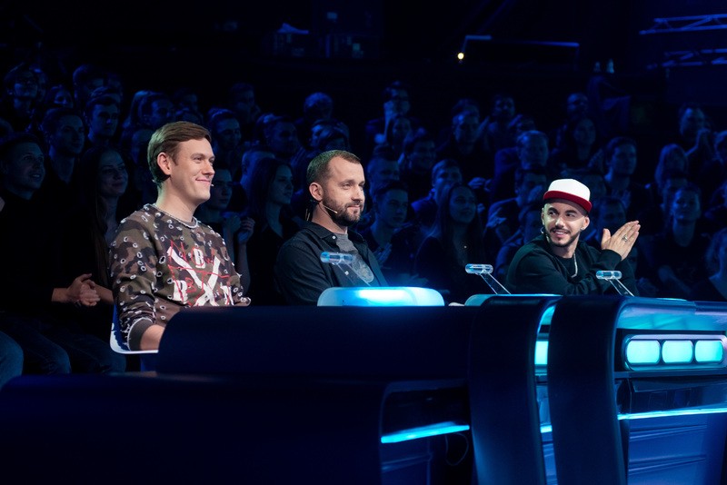 Софья Лобанова приняла участие в Comedy Баттл на ТНТ, в ходе выступления девушка сняла бюстгальтер прямо на сцене