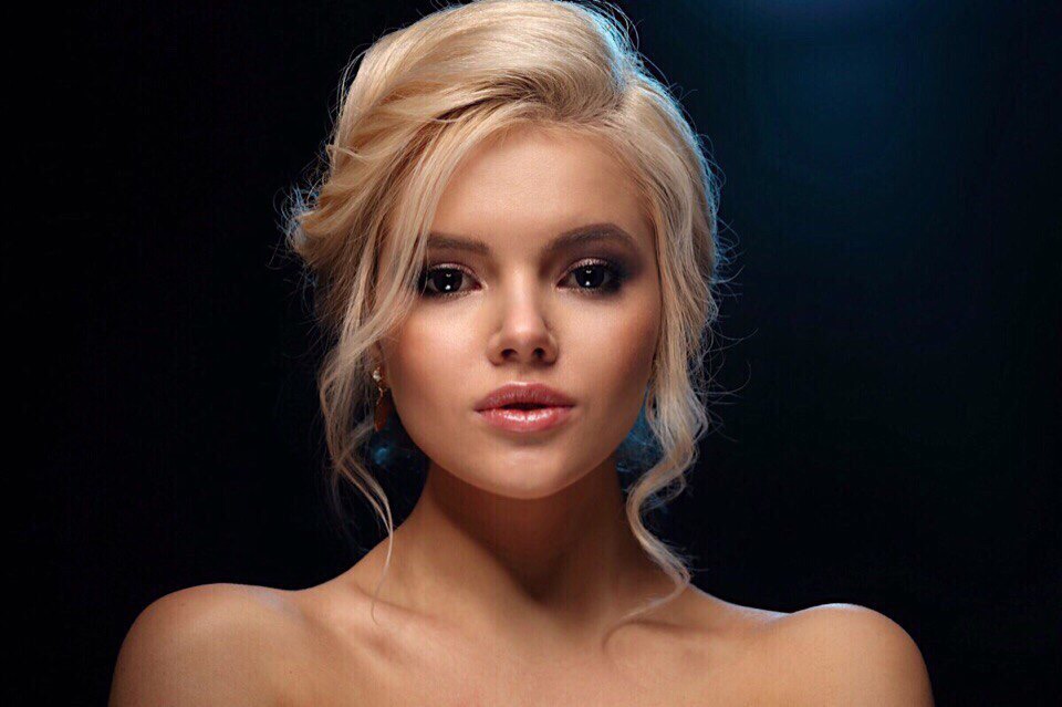 Софья Лобанова приняла участие в Comedy Баттл на ТНТ, в ходе выступления девушка сняла бюстгальтер прямо на сцене