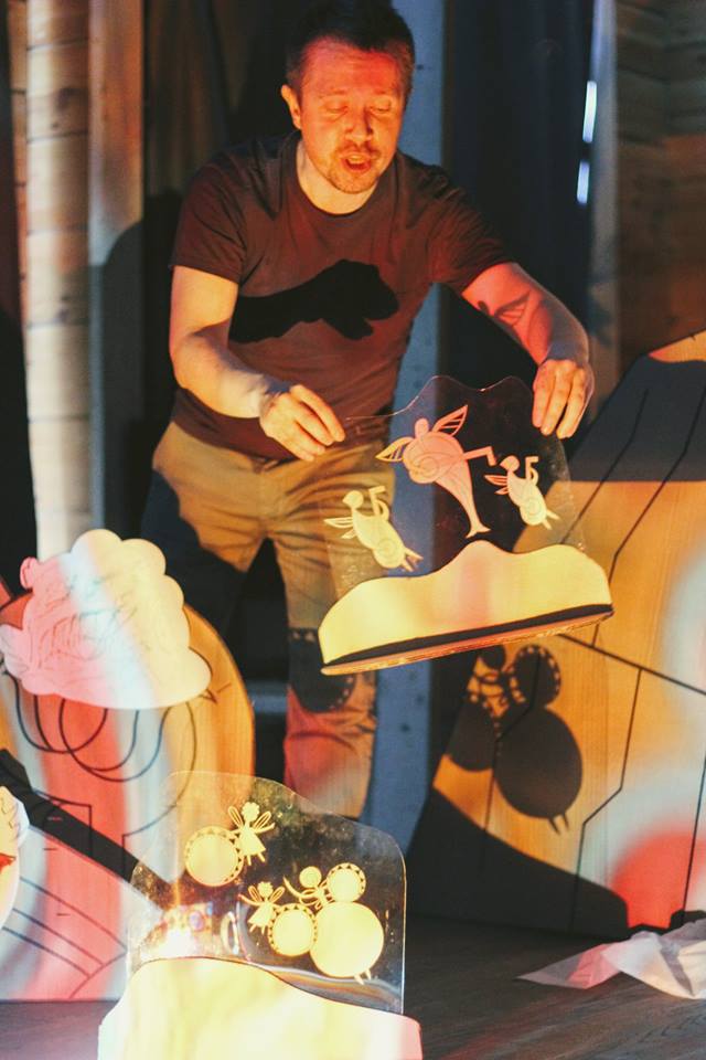 3 марта во Владимире откроется второй сезон “Атмосферного театра”. Московский театр “ТАРАТУМБ” даст спектакль “Аленький цветочек” для камерной аудитории