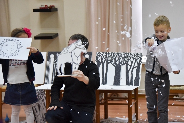 3 марта во Владимире откроется второй сезон “Атмосферного театра”. Московский театр “ТАРАТУМБ” даст спектакль “Аленький цветочек” для камерной аудитории